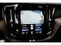 Volvo XC60 2.0 B5 Momentum Exclusive Volvo XC60 2.0 B5 Momentum Exclusive | 250 PK | Panoramadak | Head-up display | Harman Kardon audio | 360° camera | Volvo XC60 2.0 B5 Momentum Exclusive met 250 PK uit een 2.0-liter viercilinder mild-hybride benzinemotor, voorzien van een panoramadak, Harman Kardon premium audiosysteem, head-up display, 36