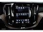 Volvo XC60 2.0 B5 Momentum Exclusive Volvo XC60 2.0 B5 Momentum Exclusive | 250 PK | Panoramadak | Head-up display | Harman Kardon audio | 360° camera | Volvo XC60 2.0 B5 Momentum Exclusive met 250 PK uit een 2.0-liter viercilinder mild-hybride benzinemotor, voorzien van een panoramadak, Harman Kardon premium audiosysteem, head-up display, 36
