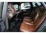 Volvo XC60 2.0 B5 Momentum Exclusive Volvo XC60 2.0 B5 Momentum Exclusive | 250 PK | Panoramadak | Head-up display | Harman Kardon audio | 360° camera | Volvo XC60 2.0 B5 Momentum Exclusive met 250 PK uit een 2.0-liter viercilinder mild-hybride benzinemotor, voorzien van een panoramadak, Harman Kardon premium audiosysteem, head-up display, 36