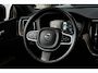 Volvo XC60 2.0 B5 Momentum Exclusive Volvo XC60 2.0 B5 Momentum Exclusive | 250 PK | Panoramadak | Head-up display | Harman Kardon audio | 360° camera | Volvo XC60 2.0 B5 Momentum Exclusive met 250 PK uit een 2.0-liter viercilinder mild-hybride benzinemotor, voorzien van een panoramadak, Harman Kardon premium audiosysteem, head-up display, 36