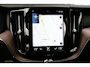 Volvo XC60 2.0 B5 Momentum Exclusive Volvo XC60 2.0 B5 Momentum Exclusive | 250 PK | Panoramadak | Head-up display | Harman Kardon audio | 360° camera | Volvo XC60 2.0 B5 Momentum Exclusive met 250 PK uit een 2.0-liter viercilinder mild-hybride benzinemotor, voorzien van een panoramadak, Harman Kardon premium audiosysteem, head-up display, 36