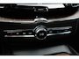 Volvo XC60 2.0 B5 Momentum Exclusive Volvo XC60 2.0 B5 Momentum Exclusive | 250 PK | Panoramadak | Head-up display | Harman Kardon audio | 360° camera | Volvo XC60 2.0 B5 Momentum Exclusive met 250 PK uit een 2.0-liter viercilinder mild-hybride benzinemotor, voorzien van een panoramadak, Harman Kardon premium audiosysteem, head-up display, 36