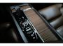 Volvo XC60 2.0 B5 Momentum Exclusive Volvo XC60 2.0 B5 Momentum Exclusive | 250 PK | Panoramadak | Head-up display | Harman Kardon audio | 360° camera | Volvo XC60 2.0 B5 Momentum Exclusive met 250 PK uit een 2.0-liter viercilinder mild-hybride benzinemotor, voorzien van een panoramadak, Harman Kardon premium audiosysteem, head-up display, 36