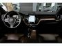 Volvo XC60 2.0 B5 Momentum Exclusive Volvo XC60 2.0 B5 Momentum Exclusive | 250 PK | Panoramadak | Head-up display | Harman Kardon audio | 360° camera | Volvo XC60 2.0 B5 Momentum Exclusive met 250 PK uit een 2.0-liter viercilinder mild-hybride benzinemotor, voorzien van een panoramadak, Harman Kardon premium audiosysteem, head-up display, 36