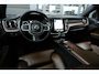 Volvo XC60 2.0 B5 Momentum Exclusive Volvo XC60 2.0 B5 Momentum Exclusive | 250 PK | Panoramadak | Head-up display | Harman Kardon audio | 360° camera | Volvo XC60 2.0 B5 Momentum Exclusive met 250 PK uit een 2.0-liter viercilinder mild-hybride benzinemotor, voorzien van een panoramadak, Harman Kardon premium audiosysteem, head-up display, 36