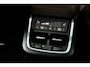 Volvo XC60 2.0 B5 Momentum Exclusive Volvo XC60 2.0 B5 Momentum Exclusive | 250 PK | Panoramadak | Head-up display | Harman Kardon audio | 360° camera | Volvo XC60 2.0 B5 Momentum Exclusive met 250 PK uit een 2.0-liter viercilinder mild-hybride benzinemotor, voorzien van een panoramadak, Harman Kardon premium audiosysteem, head-up display, 36