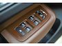 Volvo XC60 2.0 B5 Momentum Exclusive Volvo XC60 2.0 B5 Momentum Exclusive | 250 PK | Panoramadak | Head-up display | Harman Kardon audio | 360° camera | Volvo XC60 2.0 B5 Momentum Exclusive met 250 PK uit een 2.0-liter viercilinder mild-hybride benzinemotor, voorzien van een panoramadak, Harman Kardon premium audiosysteem, head-up display, 36