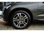 Volvo XC60 2.0 B5 Momentum Exclusive Volvo XC60 2.0 B5 Momentum Exclusive | 250 PK | Panoramadak | Head-up display | Harman Kardon audio | 360° camera | Volvo XC60 2.0 B5 Momentum Exclusive met 250 PK uit een 2.0-liter viercilinder mild-hybride benzinemotor, voorzien van een panoramadak, Harman Kardon premium audiosysteem, head-up display, 36