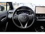 Toyota Corolla Cross HYBRID 140 DYNAMIC DIRECT LEVERBAAR! BLISS LED PRIVACY-GLASS STUURVERWARMING 18"LMV KEYLESS EL-ACHTERKLEP