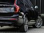 Volvo XC90 2.0 T8 Plug-in hybrid AWD Ultra Dark Exec. Ed. | 407 pk | 7P. | Panoramadak | Bowers & Wilkins | Luchtvering | Stoelmassage + Ventilatie | HUD | 360 Camera | Nubuk Hemelbekleding | Trekhaak |