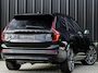 Volvo XC90 2.0 T8 Plug-in hybrid AWD Ultra Dark Exec. Ed. | 407 pk | 7P. | Panoramadak | Bowers & Wilkins | Luchtvering | Stoelmassage + Ventilatie | HUD | 360 Camera | Nubuk Hemelbekleding | Trekhaak |