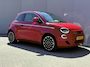 Fiat 500e La Prima 42 kWh / SOH 93% / Apple Carplay/Android Auto / Achteruitrijcamera / Adaptieve Cruise Control / Lichtmetalen Velgen 17" / Navigatie / 3-fase / Snelladen /