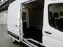 Ford E-Transit 350 L3 H3 TREND | 89 kWh | NAVIGATIE | PARKEERCAMERA | 3-ZITS | APPLE CARPLAY | STOELVERWARMING/STUURVERWARMING | VOORRUITVERWARMING | ADAPTIEVE CRUISE CONTROL | SPIEGEL VERWARMING