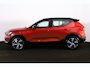 Volvo XC40 T4 R-Design - IntelliSafe Assist & Surround - Harman/Kardon audio - Parkeercamera achter - Verwarmde voorstoelen - Parkeersensoren voor & achter - Schakelpaddles aan stuur - Draadloze tel. lader - Inklapbare trekhaak - 19' LMV