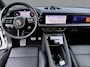 Porsche Macan Turbo 100 kWh SOH 97% | BTW | Meest complete uitvoering | 22-inch RS Spyder Design | Panorama | Adaptieve Sportstoelen incl. Stoelverstelling 18-wegs en Memory-pakket | Luchtvering | Ijsgrijs metallic ORIGI Kleur |