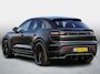 Porsche Macan Turbo 100 kWh SOH 97% | BTW | Meest complete uitvoering | 22-inch RS Spyder Design | Panorama | Adaptieve Sportstoelen incl. Stoelverstelling 18-wegs en Memory-pakket | Luchtvering | Ijsgrijs metallic ORIGI Kleur |