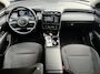 Hyundai Tucson 1.6 T-GDI MHEV Comfort Smart / Navigatiesysteem / Achteruitrijcamera / Apple CarPlay & Android Auto / Digitaal instrumentenpaneel / Cruise control / Climate control / Parkeersensoren voor en achter / LED-verlichting / Lichtmetalen velgen / Rijstrookassistent / Automatische noodremassistent / Verkeersbordherkenning / Multifunctioneel stuurwiel / Bluetooth / Automatische verlichting / 48V Mild Hybrid