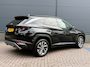 Hyundai Tucson 1.6 T-GDI MHEV Comfort Smart / Navigatiesysteem / Achteruitrijcamera / Apple CarPlay & Android Auto / Digitaal instrumentenpaneel / Cruise control / Climate control / Parkeersensoren voor en achter / LED-verlichting / Lichtmetalen velgen / Rijstrookassistent / Automatische noodremassistent / Verkeersbordherkenning / Multifunctioneel stuurwiel / Bluetooth / Automatische verlichting / 48V Mild Hybrid