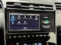 Hyundai Tucson 1.6 T-GDI MHEV Comfort Smart / Navigatiesysteem / Achteruitrijcamera / Apple CarPlay & Android Auto / Digitaal instrumentenpaneel / Cruise control / Climate control / Parkeersensoren voor en achter / LED-verlichting / Lichtmetalen velgen / Rijstrookassistent / Automatische noodremassistent / Verkeersbordherkenning / Multifunctioneel stuurwiel / Bluetooth / Automatische verlichting / 48V Mild Hybrid