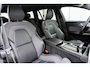 Volvo V60 2.0 T8 Recharge AWD R-Design Automaat | Trekhaak wegklapbaar | Lederen bekleding | Stoel & Stuurverwarming | 18" Lichtmetalen velgen | Electrische achterklep