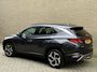 Hyundai Tucson 1.6 T-GDI 265pk PHEV Premium 4WD | Trekhaak afneembaar | Lederen bekleding | 360 camera | Navigatie | Stoelverwarming&ventilatie | Stuurverwarming | Keyless | LED | DAB| Apple CarPlay / Android Auto | Adaptieve cruise | Lane assist | Dodehoekdetectie | Elektrisch verstelbare stoel memory | Elektrische achterklep | Volledig dealeronderhouden | Fabrieksgarantie