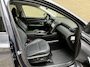 Hyundai Tucson 1.6 T-GDI 265pk PHEV Premium 4WD | Trekhaak afneembaar | Lederen bekleding | 360 camera | Navigatie | Stoelverwarming&ventilatie | Stuurverwarming | Keyless | LED | DAB| Apple CarPlay / Android Auto | Adaptieve cruise | Lane assist | Dodehoekdetectie | Elektrisch verstelbare stoel memory | Elektrische achterklep | Volledig dealeronderhouden | Fabrieksgarantie
