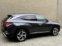 Hyundai Tucson 1.6 T-GDI 265pk PHEV Premium 4WD | Trekhaak afneembaar | Lederen bekleding | 360 camera | Navigatie | Stoelverwarming&ventilatie | Stuurverwarming | Keyless | LED | DAB| Apple CarPlay / Android Auto | Adaptieve cruise | Lane assist | Dodehoekdetectie | Elektrisch verstelbare stoel memory | Elektrische achterklep | Volledig dealeronderhouden | Fabrieksgarantie