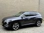Hyundai Tucson 1.6 T-GDI 265pk PHEV Premium 4WD | Trekhaak afneembaar | Lederen bekleding | 360 camera | Navigatie | Stoelverwarming&ventilatie | Stuurverwarming | Keyless | LED | DAB| Apple CarPlay / Android Auto | Adaptieve cruise | Lane assist | Dodehoekdetectie | Elektrisch verstelbare stoel memory | Elektrische achterklep | Volledig dealeronderhouden | Fabrieksgarantie