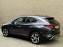 Hyundai Tucson 1.6 T-GDI 265pk PHEV Premium 4WD | Trekhaak afneembaar | Lederen bekleding | 360 camera | Navigatie | Stoelverwarming&ventilatie | Stuurverwarming | Keyless | LED | DAB| Apple CarPlay / Android Auto | Adaptieve cruise | Lane assist | Dodehoekdetectie | Elektrisch verstelbare stoel memory | Elektrische achterklep | Volledig dealeronderhouden | Fabrieksgarantie