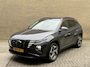 Hyundai Tucson 1.6 T-GDI 265pk PHEV Premium 4WD | Trekhaak afneembaar | Lederen bekleding | 360 camera | Navigatie | Stoelverwarming&ventilatie | Stuurverwarming | Keyless | LED | DAB| Apple CarPlay / Android Auto | Adaptieve cruise | Lane assist | Dodehoekdetectie | Elektrisch verstelbare stoel memory | Elektrische achterklep | Volledig dealeronderhouden | Fabrieksgarantie