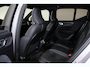 Volvo EX40 Extended Range Ultra 82 kWh - Panorama/schuifdak - IntelliSafe Assist & Surround - 360º Camera - Harman/Kardon audio - Verwarmde voorstoelen, stuur & achterbank - Parkeersensoren voor & achter - Elektr. bedienb. voorstoelen met geheugen links - Draadloze tel. lader - Warmtepomp - Extra getint glas - Inklapbare trekhaak - 19' LMV