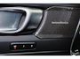 Volvo EX40 Extended Range Ultra 82 kWh - Panorama/schuifdak - IntelliSafe Assist & Surround - 360º Camera - Harman/Kardon audio - Verwarmde voorstoelen, stuur & achterbank - Parkeersensoren voor & achter - Elektr. bedienb. voorstoelen met geheugen links - Draadloze tel. lader - Warmtepomp - Extra getint glas - Inklapbare trekhaak - 19' LMV
