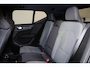 Volvo XC40 B4 Plus Dark - IntelliSafe Assist & Surround - Harman/Kardon audio - Parkeercamera achter - Verwarmde voorstoelen & stuur - Parkeersensoren voor & achter - Elektr. bedienb. voorstoelen met geheugen links - Draadloze tel. lader - Extra getint glas - Inklapbare trekhaak - 19' LMV