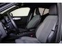Volvo XC40 B4 Plus Dark - IntelliSafe Assist & Surround - Harman/Kardon audio - Parkeercamera achter - Verwarmde voorstoelen & stuur - Parkeersensoren voor & achter - Elektr. bedienb. voorstoelen met geheugen links - Draadloze tel. lader - Extra getint glas - Inklapbare trekhaak - 19' LMV