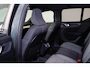Volvo XC40 B4 Plus Dark - IntelliSafe Assist & Surround - Harman/Kardon audio - Parkeercamera achter - Verwarmde voorstoelen & stuur - Parkeersensoren voor & achter - Elektr. bedienb. voorstoelen met geheugen links - Draadloze tel. lader - Extra getint glas - Inklapbare trekhaak - 19' LMV