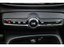 Volvo XC40 B4 Plus Dark - IntelliSafe Assist & Surround - Harman/Kardon audio - Parkeercamera achter - Verwarmde voorstoelen & stuur - Parkeersensoren voor & achter - Elektr. bedienb. voorstoelen met geheugen links - Draadloze tel. lader - Extra getint glas - Inklapbare trekhaak - 19' LMV