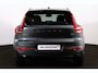 Volvo XC40 B4 Plus Dark - IntelliSafe Assist & Surround - Harman/Kardon audio - Parkeercamera achter - Verwarmde voorstoelen & stuur - Parkeersensoren voor & achter - Elektr. bedienb. voorstoelen met geheugen links - Draadloze tel. lader - Extra getint glas - Inklapbare trekhaak - 19' LMV