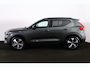 Volvo XC40 B4 Plus Dark - IntelliSafe Assist & Surround - Harman/Kardon audio - Parkeercamera achter - Verwarmde voorstoelen & stuur - Parkeersensoren voor & achter - Elektr. bedienb. voorstoelen met geheugen links - Draadloze tel. lader - Extra getint glas - Inklapbare trekhaak - 19' LMV