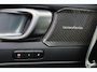 Volvo XC40 B4 Plus Dark - IntelliSafe Assist & Surround - Harman/Kardon audio - Parkeercamera achter - Verwarmde voorstoelen & stuur - Parkeersensoren voor & achter - Elektr. bedienb. voorstoelen met geheugen links - Draadloze tel. lader - Extra getint glas - Inklapbare trekhaak - 19' LMV