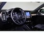 Volvo XC40 B4 Plus Dark - IntelliSafe Assist & Surround - Harman/Kardon audio - Parkeercamera achter - Verwarmde voorstoelen & stuur - Parkeersensoren voor & achter - Elektr. bedienb. voorstoelen met geheugen links - Draadloze tel. lader - Extra getint glas - Inklapbare trekhaak - 19' LMV