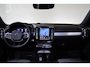 Volvo XC40 B4 Plus Dark - IntelliSafe Assist & Surround - Harman/Kardon audio - Parkeercamera achter - Verwarmde voorstoelen & stuur - Parkeersensoren voor & achter - Elektr. bedienb. voorstoelen met geheugen links - Draadloze tel. lader - Extra getint glas - Inklapbare trekhaak - 19' LMV