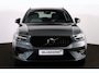 Volvo XC40 B4 Plus Dark - IntelliSafe Assist & Surround - Harman/Kardon audio - Parkeercamera achter - Verwarmde voorstoelen & stuur - Parkeersensoren voor & achter - Elektr. bedienb. voorstoelen met geheugen links - Draadloze tel. lader - Extra getint glas - Inklapbare trekhaak - 19' LMV