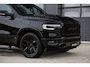 Dodge Ram LIMITED SPORT 5.7 V8 | BOM VOL | BLACK ON BLACK | HUD | LUCHTVERING | OPEN UITLAAT KLEP | EERSTE EIGENAAR | CREW CAB | DUBBELE CABINE 5 PERSOONS | COMFORT ROYALE BEEN RUIMTE |