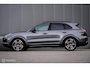 Porsche Cayenne 4.0 Turbo 550 pk | PDLS+ | PSCB | Sport Chrono + | Alcantara | Trekhaak | Panorama | Softclose | dubbel glas |