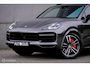 Porsche Cayenne 4.0 Turbo 550 pk | PDLS+ | PSCB | Sport Chrono + | Alcantara | Trekhaak | Panorama | Softclose | dubbel glas |