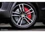 Porsche Cayenne 4.0 Turbo 550 pk | PDLS+ | PSCB | Sport Chrono + | Alcantara | Trekhaak | Panorama | Softclose | dubbel glas |