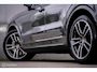 Porsche Cayenne 4.0 Turbo 550 pk | PDLS+ | PSCB | Sport Chrono + | Alcantara | Trekhaak | Panorama | Softclose | dubbel glas |