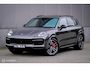 Porsche Cayenne 4.0 Turbo 550 pk | PDLS+ | PSCB | Sport Chrono + | Alcantara | Trekhaak | Panorama | Softclose | dubbel glas |