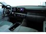 Hyundai Kona Electric Premium 65.4 kWh | Adapt. Cruise | Bose | Head-up | Warmtepomp | V2L | Stoel+Stuurverwarming | Memory | Carplay | 360 Camera |