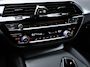 BMW 5-Serie 530i High Executive M Sport (APPLE CARPLAY,SCHUIFDAK,DIGITAL COCKPIT,LEDER,CAMERA,CRUISE,SPORTSTOELEN,STOELVERWAMING)